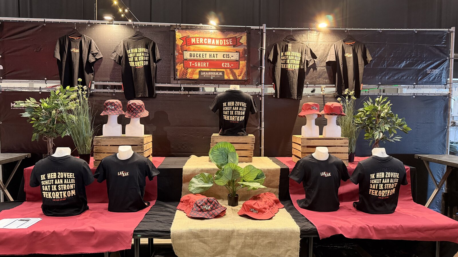 Merchandise-kraam van Lak aan de Kak