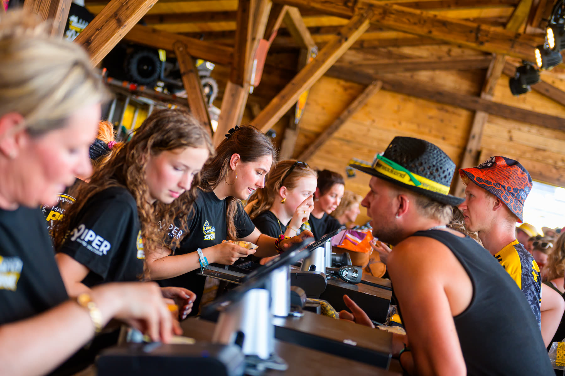 Het Shirt Happens team helpt bezoekers in de merchandise-store